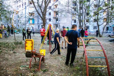 Kharkiv, Ukrayna, 22 Eylül 2024 Rus saldırısından sonra Shevchenkivsky bölgesinde bir yerleşim yerine yardım eden gönüllüler. Vatandaşlar her şeyi kaybettikten sonra yardım alıyorlar.
