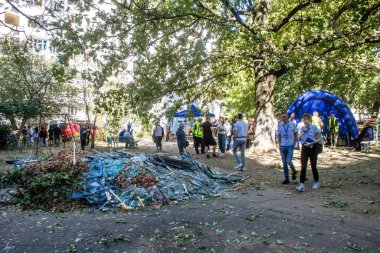 Kharkiv, Ukrayna, 22 Eylül 2024 Rus saldırısından sonra Shevchenkivsky bölgesinde bir yerleşim yerine yardım eden gönüllüler. Vatandaşlar her şeyi kaybettikten sonra yardım alıyorlar.