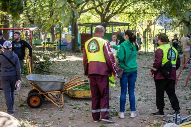 Kharkiv, Ukrayna, 22 Eylül 2024 Rus saldırısından sonra Shevchenkivsky bölgesinde bir yerleşim yerine yardım eden gönüllüler. Vatandaşlar her şeyi kaybettikten sonra yardım alıyorlar.