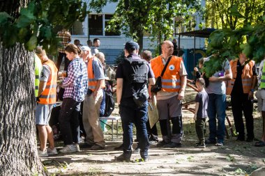 Kharkiv, Ukrayna, 22 Eylül 2024 Rus saldırısından sonra Shevchenkivsky bölgesinde bir yerleşim yerine yardım eden gönüllüler. Vatandaşlar her şeyi kaybettikten sonra yardım alıyorlar.