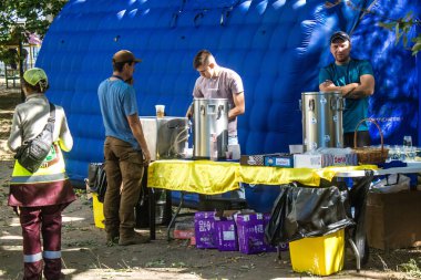 Kharkiv, Ukrayna, 22 Eylül 2024 Rus saldırısından sonra Shevchenkivsky bölgesinde bir yerleşim yerine yardım eden gönüllüler. Vatandaşlar her şeyi kaybettikten sonra yardım alıyorlar.