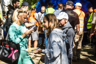 Kharkiv, Ukrayna, 22 Eylül 2024 Rus saldırısından sonra Shevchenkivsky bölgesinde bir yerleşim yerine yardım eden gönüllüler. Vatandaşlar her şeyi kaybettikten sonra yardım alıyorlar.