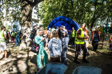 Kharkiv, Ukrayna, 22 Eylül 2024 Rus saldırısından sonra Shevchenkivsky bölgesinde bir yerleşim yerine yardım eden gönüllüler. Vatandaşlar her şeyi kaybettikten sonra yardım alıyorlar.