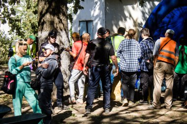 Kharkiv, Ukrayna, 22 Eylül 2024 Rus saldırısından sonra Shevchenkivsky bölgesinde bir yerleşim yerine yardım eden gönüllüler. Vatandaşlar her şeyi kaybettikten sonra yardım alıyorlar.