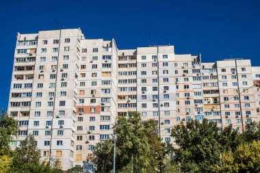 Kharkiv, Ukrayna, 22 Eylül 2024. Rusya 'nın Kharkiv' in Shevchenkivsky ilçesindeki bir yerleşim yerine düzenlediği ve 21 kişinin yaralanmasına ve ciddi hasara yol açan saldırıdan sonra.