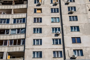 Kharkiv, Ukrayna, 22 Eylül 2024. Rusya 'nın Kharkiv' in Shevchenkivsky ilçesindeki bir yerleşim yerine düzenlediği ve 21 kişinin yaralanmasına ve ciddi hasara yol açan saldırıdan sonra.
