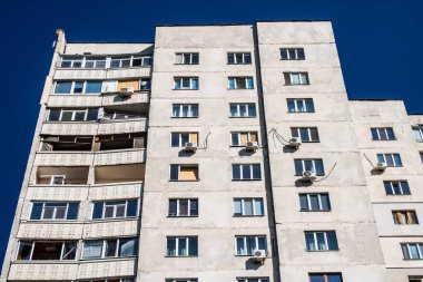 Kharkiv, Ukrayna, 22 Eylül 2024. Rusya 'nın Kharkiv' in Shevchenkivsky ilçesindeki bir yerleşim yerine düzenlediği ve 21 kişinin yaralanmasına ve ciddi hasara yol açan saldırıdan sonra.