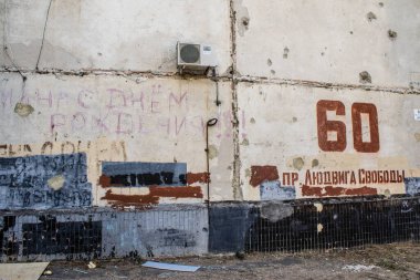 Kharkiv, Ukrayna, 22 Eylül 2024. Rusya 'nın Kharkiv' in Shevchenkivsky ilçesindeki bir yerleşim yerine düzenlediği ve 21 kişinin yaralanmasına ve ciddi hasara yol açan saldırıdan sonra.