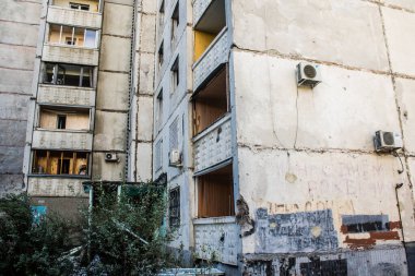 Kharkiv, Ukrayna, 22 Eylül 2024. Rusya 'nın Kharkiv' in Shevchenkivsky ilçesindeki bir yerleşim yerine düzenlediği ve 21 kişinin yaralanmasına ve ciddi hasara yol açan saldırıdan sonra.