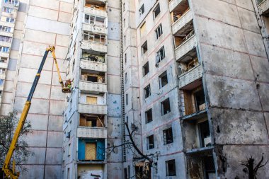 Kharkiv, Ukrayna, 22 Eylül 2024. Rusya 'nın Kharkiv' in Shevchenkivsky ilçesindeki bir yerleşim yerine düzenlediği ve 21 kişinin yaralanmasına ve ciddi hasara yol açan saldırıdan sonra.