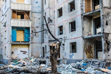 Kharkiv, Ukrayna, 22 Eylül 2024. Rusya 'nın Kharkiv' in Shevchenkivsky ilçesindeki bir yerleşim yerine düzenlediği ve 21 kişinin yaralanmasına ve ciddi hasara yol açan saldırıdan sonra.