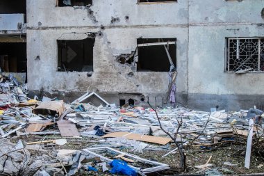 Kharkiv, Ukrayna, 22 Eylül 2024. Rusya 'nın Kharkiv' in Shevchenkivsky ilçesindeki bir yerleşim yerine düzenlediği ve 21 kişinin yaralanmasına ve ciddi hasara yol açan saldırıdan sonra.