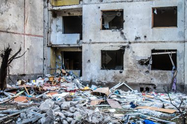 Kharkiv, Ukrayna, 22 Eylül 2024. Rusya 'nın Kharkiv' in Shevchenkivsky ilçesindeki bir yerleşim yerine düzenlediği ve 21 kişinin yaralanmasına ve ciddi hasara yol açan saldırıdan sonra.