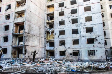 Kharkiv, Ukrayna, 22 Eylül 2024. Rusya 'nın Kharkiv' in Shevchenkivsky ilçesindeki bir yerleşim yerine düzenlediği ve 21 kişinin yaralanmasına ve ciddi hasara yol açan saldırıdan sonra.