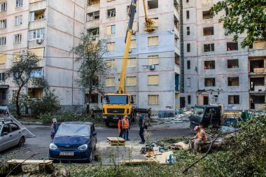 Kharkiv, Ukrayna, 22 Eylül 2024. Rusya 'nın Kharkiv' in Shevchenkivsky ilçesindeki bir yerleşim yerine düzenlediği ve 21 kişinin yaralanmasına ve ciddi hasara yol açan saldırıdan sonra.