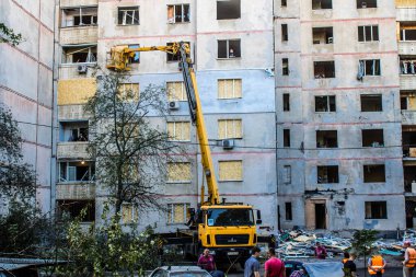 Kharkiv, Ukrayna, 22 Eylül 2024. Rusya 'nın Kharkiv' in Shevchenkivsky ilçesindeki bir yerleşim yerine düzenlediği ve 21 kişinin yaralanmasına ve ciddi hasara yol açan saldırıdan sonra.