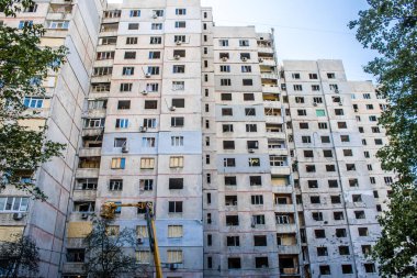 Kharkiv, Ukrayna, 22 Eylül 2024. Rusya 'nın Kharkiv' in Shevchenkivsky ilçesindeki bir yerleşim yerine düzenlediği ve 21 kişinin yaralanmasına ve ciddi hasara yol açan saldırıdan sonra.