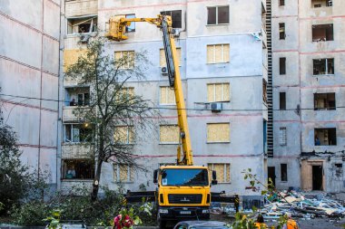 Kharkiv, Ukrayna, 22 Eylül 2024. Rusya 'nın Kharkiv' in Shevchenkivsky ilçesindeki bir yerleşim yerine düzenlediği ve 21 kişinin yaralanmasına ve ciddi hasara yol açan saldırıdan sonra.