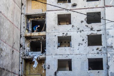 Kharkiv, Ukrayna, 22 Eylül 2024. Rusya 'nın Kharkiv' in Shevchenkivsky ilçesindeki bir yerleşim yerine düzenlediği ve 21 kişinin yaralanmasına ve ciddi hasara yol açan saldırıdan sonra.