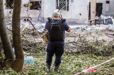 Kharkiv, Ukrayna, 22 Eylül 2024. Rusya 'nın Kharkiv' in Shevchenkivsky ilçesindeki bir yerleşim yerine düzenlediği ve 21 kişinin yaralanmasına ve ciddi hasara yol açan saldırıdan sonra.