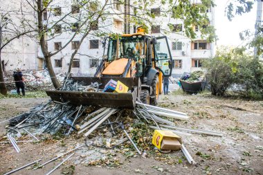 Kharkiv, Ukrayna, 22 Eylül 2024. Rusya 'nın Kharkiv' in Shevchenkivsky ilçesindeki bir yerleşim yerine düzenlediği ve 21 kişinin yaralanmasına ve ciddi hasara yol açan saldırıdan sonra.