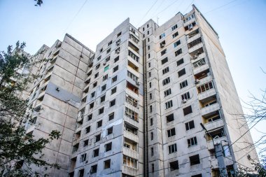 Kharkiv, Ukrayna, 22 Eylül 2024. Rusya 'nın Kharkiv' in Shevchenkivsky ilçesindeki bir yerleşim yerine düzenlediği ve 21 kişinin yaralanmasına ve ciddi hasara yol açan saldırıdan sonra.