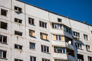 Kharkiv, Ukrayna, 22 Eylül 2024. Rusya 'nın Kharkiv' in Shevchenkivsky ilçesindeki bir yerleşim yerine düzenlediği ve 21 kişinin yaralanmasına ve ciddi hasara yol açan saldırıdan sonra.