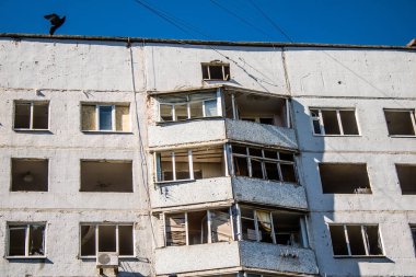 Kharkiv, Ukrayna, 22 Eylül 2024. Rusya 'nın Kharkiv' in Shevchenkivsky ilçesindeki bir yerleşim yerine düzenlediği ve 21 kişinin yaralanmasına ve ciddi hasara yol açan saldırıdan sonra.