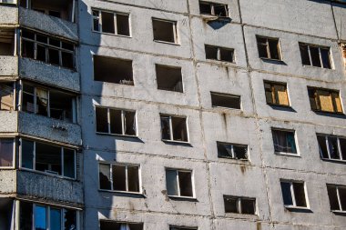 Kharkiv, Ukrayna, 22 Eylül 2024. Rusya 'nın Kharkiv' in Shevchenkivsky ilçesindeki bir yerleşim yerine düzenlediği ve 21 kişinin yaralanmasına ve ciddi hasara yol açan saldırıdan sonra.