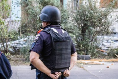 Kharkiv, Ukrayna, 22 Eylül 2024. Rusya 'nın Kharkiv' in Shevchenkivsky ilçesindeki bir yerleşim yerine düzenlediği ve 21 kişinin yaralanmasına ve ciddi hasara yol açan saldırıdan sonra.