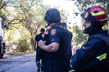 Kharkiv, Ukrayna, 22 Eylül 2024. Rusya 'nın Kharkiv' in Shevchenkivsky ilçesindeki bir yerleşim yerine düzenlediği ve 21 kişinin yaralanmasına ve ciddi hasara yol açan saldırıdan sonra.