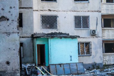 Kharkiv, Ukrayna, 22 Eylül 2024. Rusya 'nın Kharkiv' in Shevchenkivsky ilçesindeki bir yerleşim yerine düzenlediği ve 21 kişinin yaralanmasına ve ciddi hasara yol açan saldırıdan sonra.
