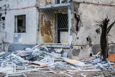 Kharkiv, Ukrayna, 22 Eylül 2024. Rusya 'nın Kharkiv' in Shevchenkivsky ilçesindeki bir yerleşim yerine düzenlediği ve 21 kişinin yaralanmasına ve ciddi hasara yol açan saldırıdan sonra.