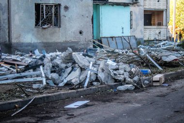 Kharkiv, Ukrayna, 22 Eylül 2024. Rusya 'nın Kharkiv' in Shevchenkivsky ilçesindeki bir yerleşim yerine düzenlediği ve 21 kişinin yaralanmasına ve ciddi hasara yol açan saldırıdan sonra.