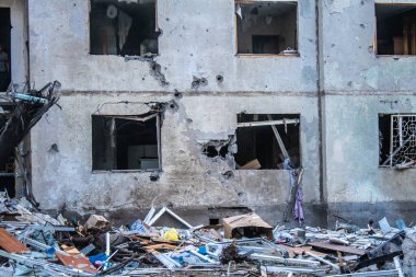 Kharkiv, Ukrayna, 22 Eylül 2024. Rusya 'nın Kharkiv' in Shevchenkivsky ilçesindeki bir yerleşim yerine düzenlediği ve 21 kişinin yaralanmasına ve ciddi hasara yol açan saldırıdan sonra.
