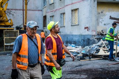 Kharkiv, Ukrayna, 22 Eylül 2024. Rusya 'nın Kharkiv' in Shevchenkivsky ilçesindeki bir yerleşim yerine düzenlediği ve 21 kişinin yaralanmasına ve ciddi hasara yol açan saldırıdan sonra.