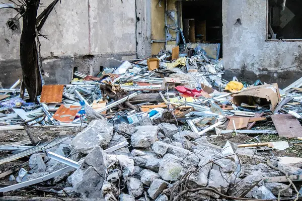 Kharkiv, Ukrayna, 22 Eylül 2024. Rusya 'nın Kharkiv' in Shevchenkivsky ilçesindeki bir yerleşim yerine düzenlediği ve 21 kişinin yaralanmasına ve ciddi hasara yol açan saldırıdan sonra.