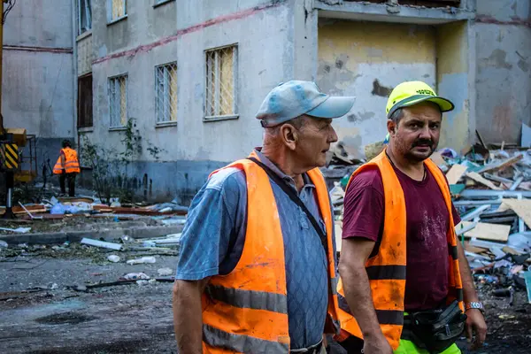 Kharkiv, Ukrayna, 22 Eylül 2024. Rusya 'nın Kharkiv' in Shevchenkivsky ilçesindeki bir yerleşim yerine düzenlediği ve 21 kişinin yaralanmasına ve ciddi hasara yol açan saldırıdan sonra.