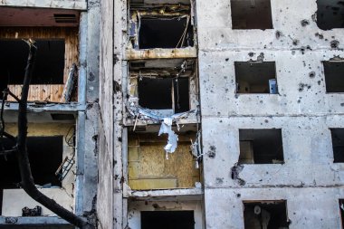 Kharkiv, Ukrayna, 22 Eylül 2024. Rusya 'nın Kharkiv' in Shevchenkivsky ilçesindeki bir yerleşim yerine düzenlediği ve 21 kişinin yaralanmasına ve ciddi hasara yol açan saldırıdan sonra.