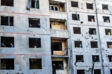 Kharkiv, Ukrayna, 22 Eylül 2024. Rusya 'nın Kharkiv' in Shevchenkivsky ilçesindeki bir yerleşim yerine düzenlediği ve 21 kişinin yaralanmasına ve ciddi hasara yol açan saldırıdan sonra.