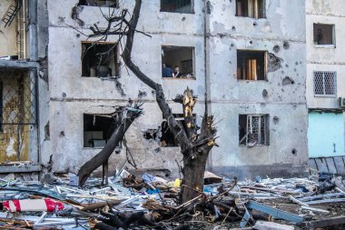 Kharkiv, Ukrayna, 22 Eylül 2024. Rusya 'nın Kharkiv' in Shevchenkivsky ilçesindeki bir yerleşim yerine düzenlediği ve 21 kişinin yaralanmasına ve ciddi hasara yol açan saldırıdan sonra.