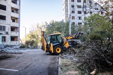 Kharkiv, Ukrayna, 22 Eylül 2024. Rusya 'nın Kharkiv' in Shevchenkivsky ilçesindeki bir yerleşim yerine düzenlediği ve 21 kişinin yaralanmasına ve ciddi hasara yol açan saldırıdan sonra.