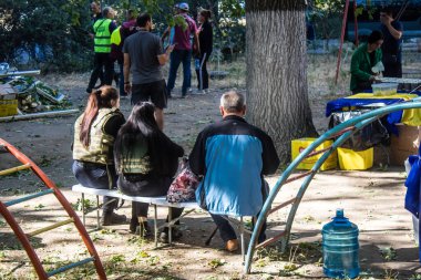 Kharkiv, Ukrayna, 22 Eylül 2024 Rus saldırısından sonra Shevchenkivsky bölgesinde bir yerleşim yerine yardım eden gönüllüler. Vatandaşlar her şeyi kaybettikten sonra yardım alıyorlar.
