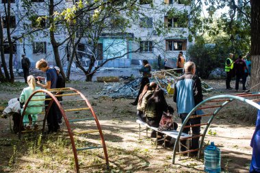Kharkiv, Ukrayna, 22 Eylül 2024 Rus saldırısından sonra Shevchenkivsky bölgesinde bir yerleşim yerine yardım eden gönüllüler. Vatandaşlar her şeyi kaybettikten sonra yardım alıyorlar.