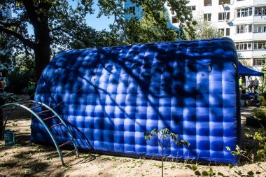 Kharkiv, Ukrayna, 22 Eylül 2024 Rus saldırısından sonra Shevchenkivsky bölgesinde bir yerleşim yerine yardım eden gönüllüler. Vatandaşlar her şeyi kaybettikten sonra yardım alıyorlar.