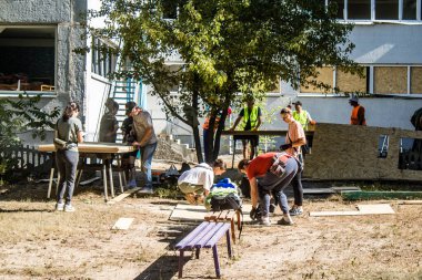 Kharkiv, Ukrayna, 22 Eylül 2024. Rusya 'nın Kharkiv' in Shevchenkivsky ilçesindeki bir yerleşim yerine düzenlediği ve 21 kişinin yaralanmasına ve ciddi hasara yol açan saldırıdan sonra.