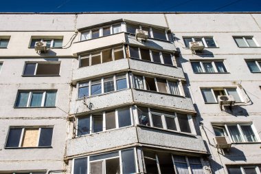 Kharkiv, Ukrayna, 22 Eylül 2024. Rusya 'nın Kharkiv' in Shevchenkivsky ilçesindeki bir yerleşim yerine düzenlediği ve 21 kişinin yaralanmasına ve ciddi hasara yol açan saldırıdan sonra.