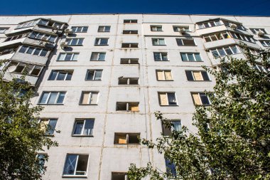 Kharkiv, Ukrayna, 22 Eylül 2024. Rusya 'nın Kharkiv' in Shevchenkivsky ilçesindeki bir yerleşim yerine düzenlediği ve 21 kişinin yaralanmasına ve ciddi hasara yol açan saldırıdan sonra.