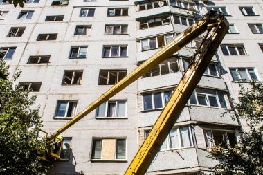 Kharkiv, Ukrayna, 22 Eylül 2024. Rusya 'nın Kharkiv' in Shevchenkivsky ilçesindeki bir yerleşim yerine düzenlediği ve 21 kişinin yaralanmasına ve ciddi hasara yol açan saldırıdan sonra.