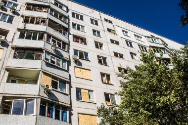 Kharkiv, Ukrayna, 22 Eylül 2024. Rusya 'nın Kharkiv' in Shevchenkivsky ilçesindeki bir yerleşim yerine düzenlediği ve 21 kişinin yaralanmasına ve ciddi hasara yol açan saldırıdan sonra.